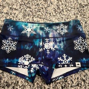 WOD Bottom Snowflake print shorties. 2.5” inseam Size medium